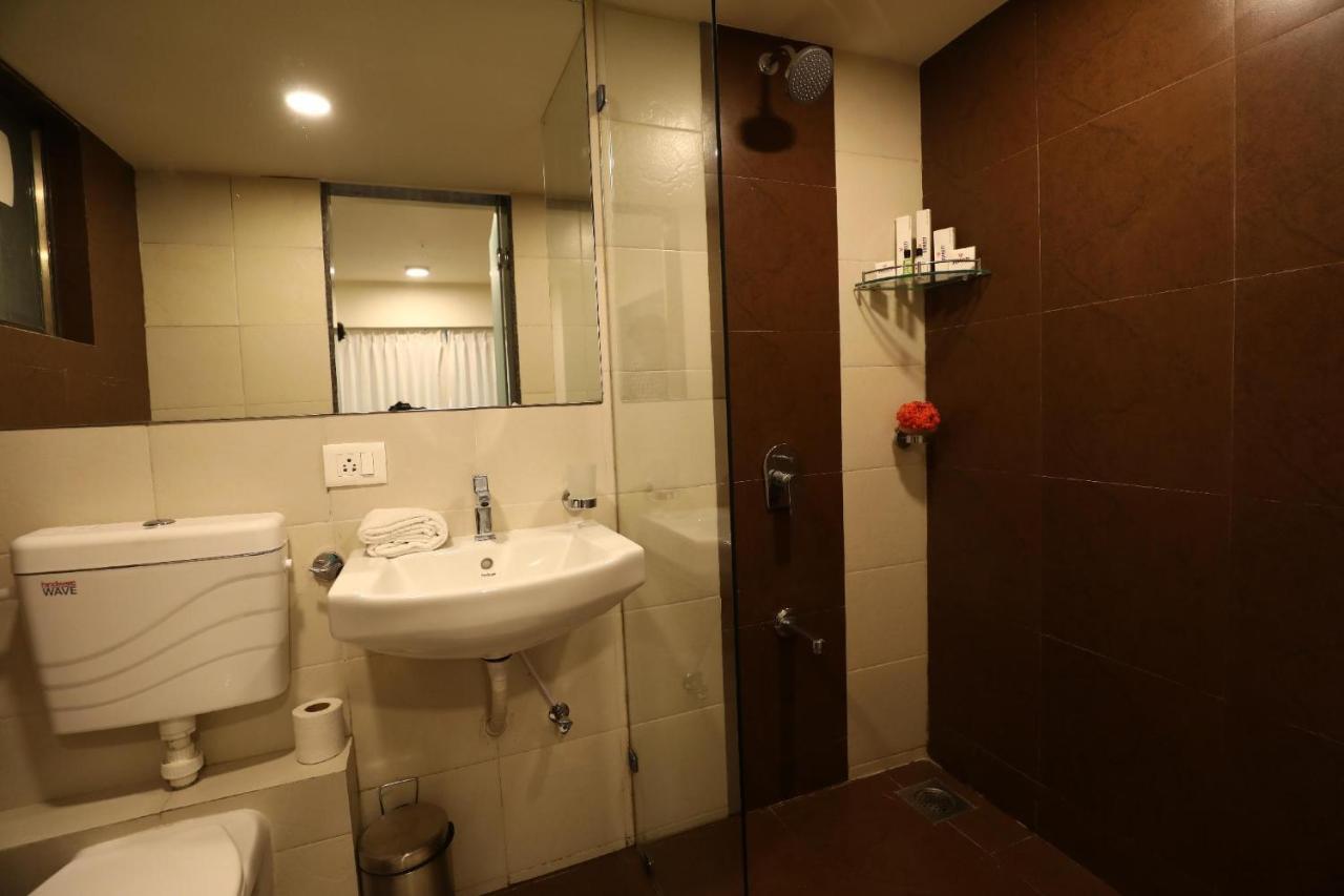 Homestays At Rajhans Belliza Near Airport Surat Exterior foto